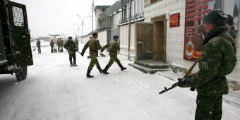 Krievijas Federācijas Kriminalcodexa 331. Hosen von kriminellen Milizionären, die von der Polizei vor Gericht gestellt wurden