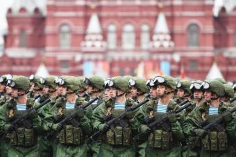 Krievijas-Armeen bilden eine Gada-Parade
